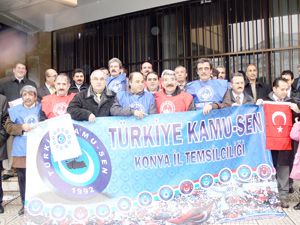 Memurlar Maliye önünde bordro yaktı