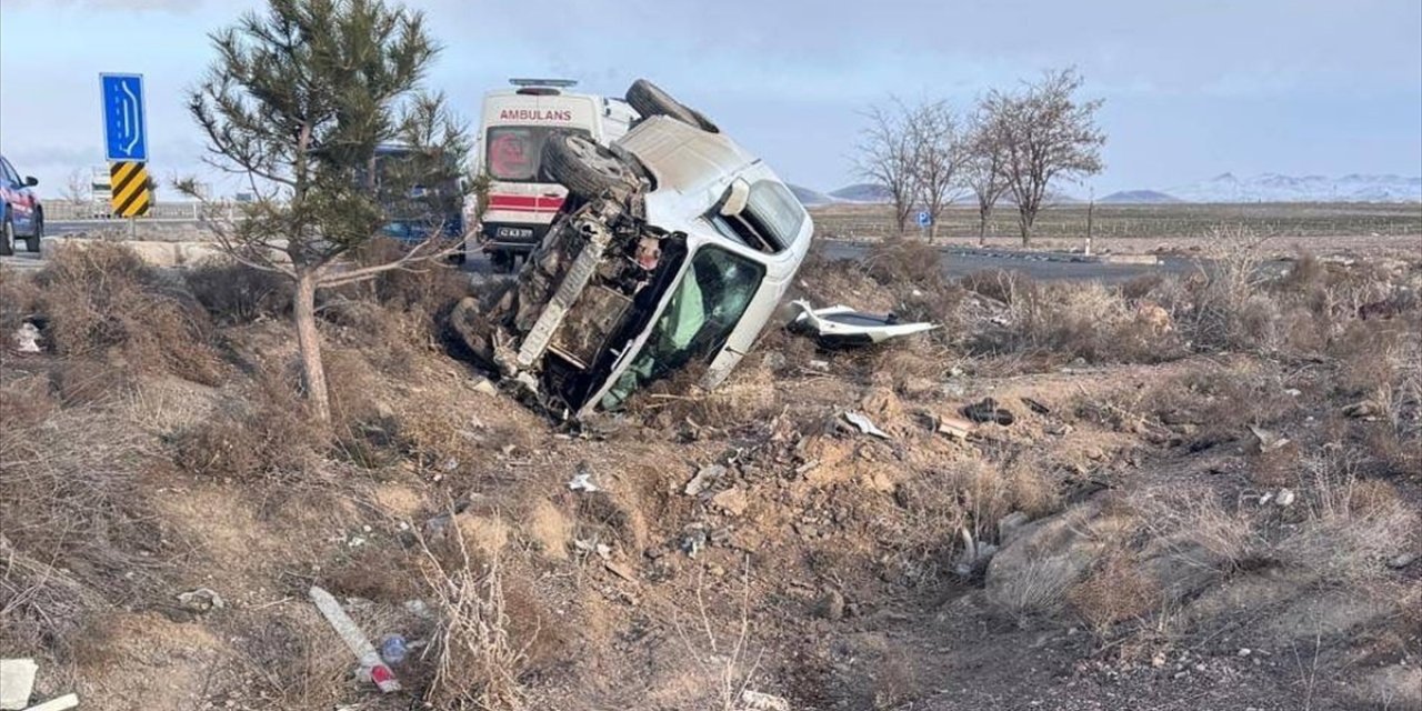 Konya'da devrilen otomobildeki 4 kişi yaralandı