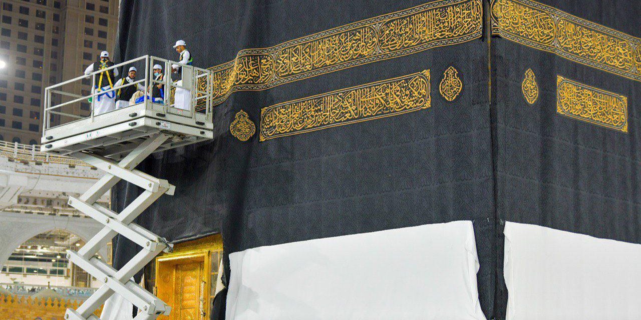 Kabe'nin örtüsünü 154 kişilik ekip değiştirdi