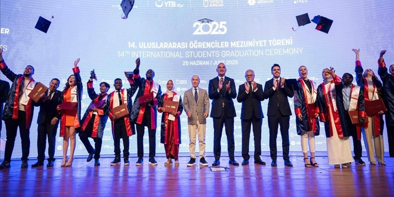 Uluslararası öğrencilerden mezuniyet coşkusu