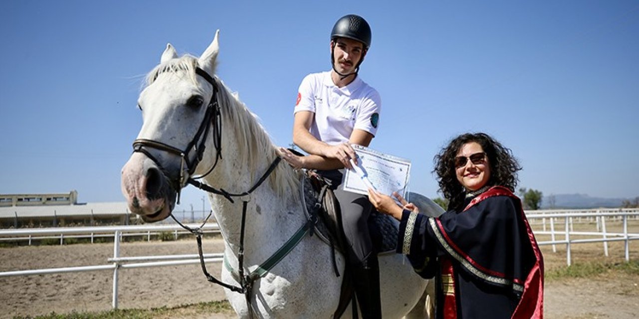 Diplomalarını at üzerinde aldılar