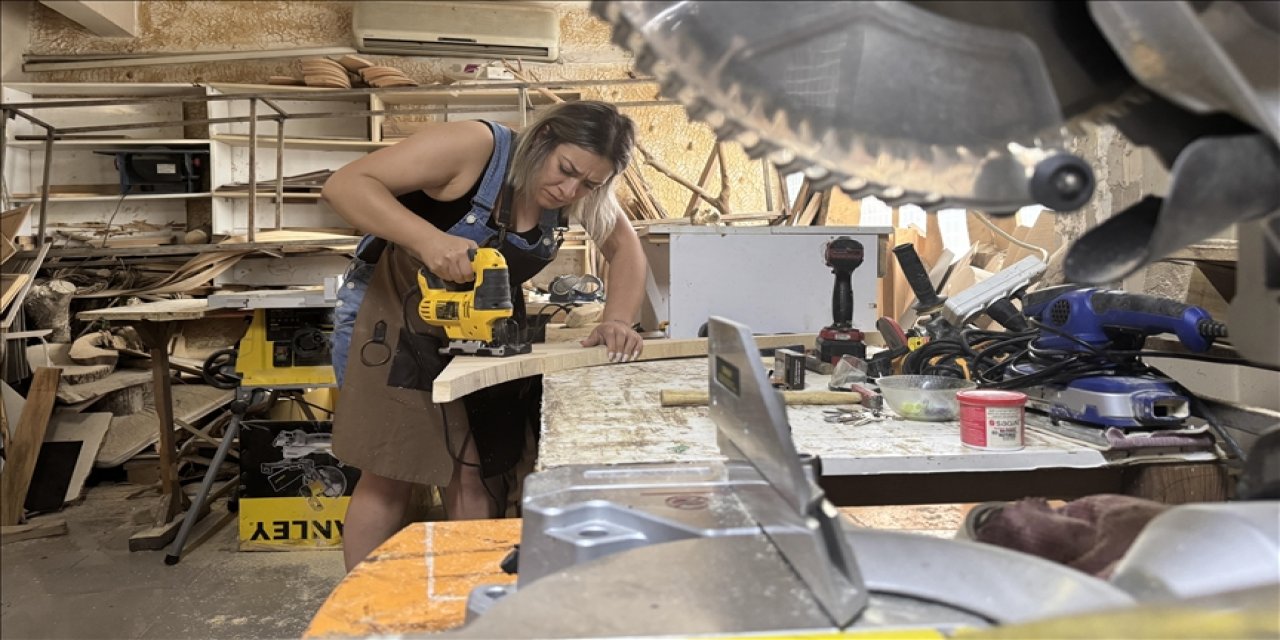 İstediği mobilyaları ürettiremedi, marangoz tezgahının başına geçen kadın herkesi şaşırttı