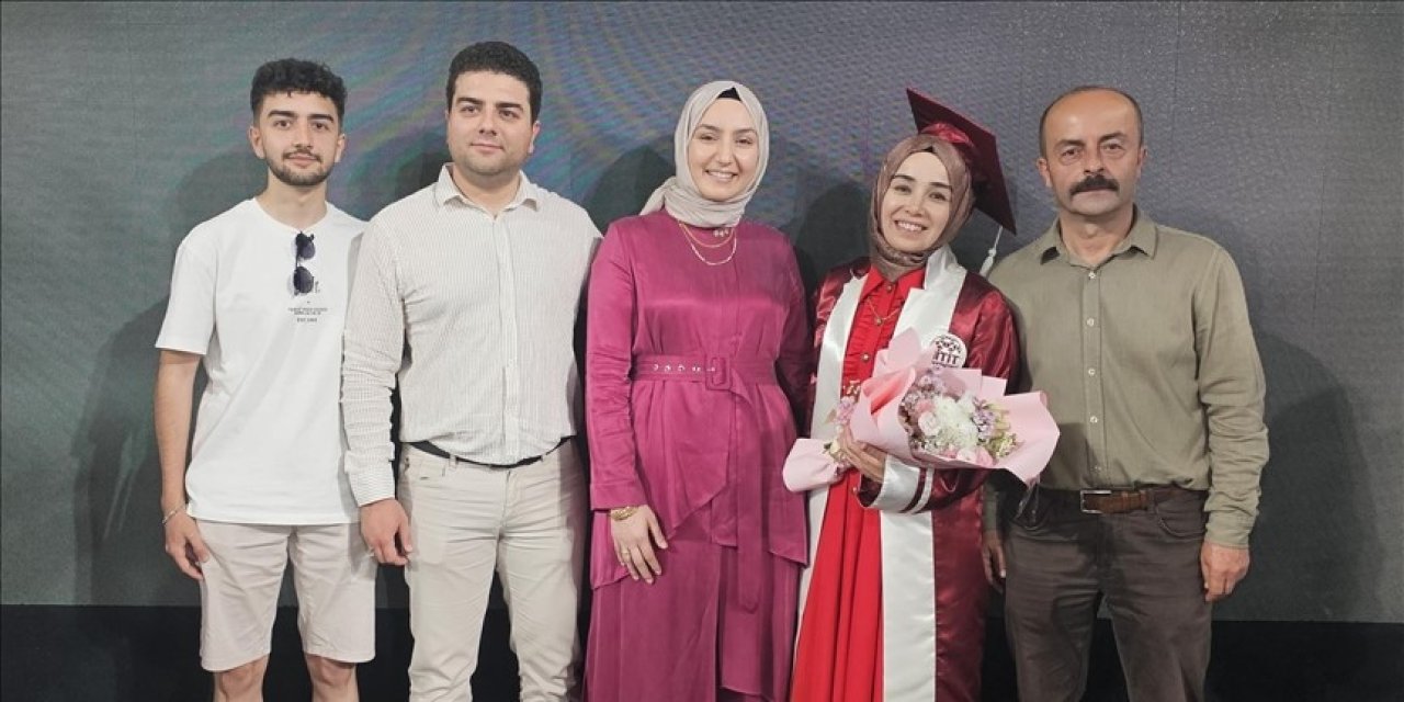İki çocuk annesi kadın birincilikle mezun oldu