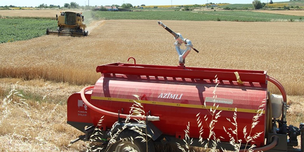 Tarladaki su tankeri yangının zararını azaltıyor
