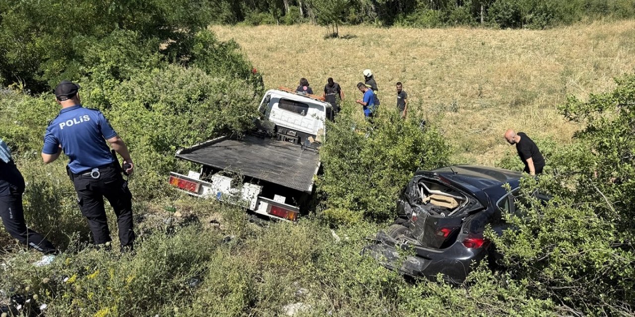Çekici ile otomobilin çarpıştığı kazada 4 kişi yaralandı