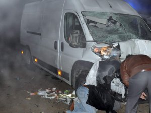 Lastiği patlayan minibüse, minibüs çarptı: 2 yaralı