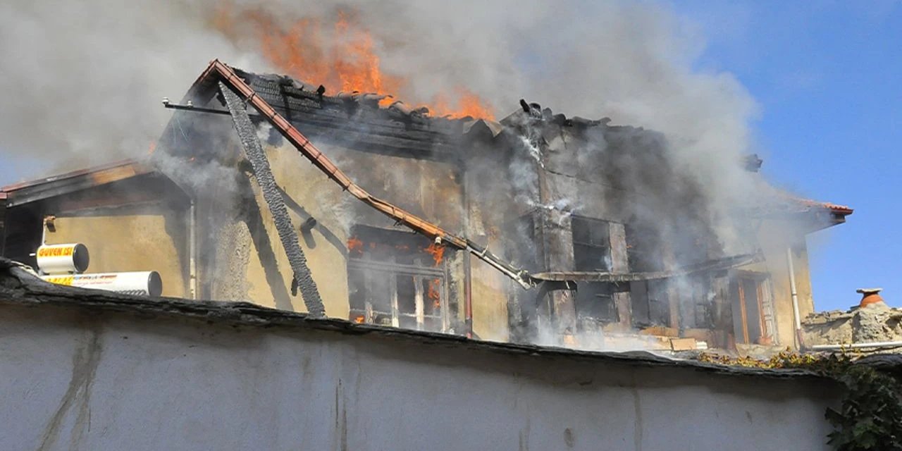 Akşehir'de yanan ev kullanılamaz hale geldi