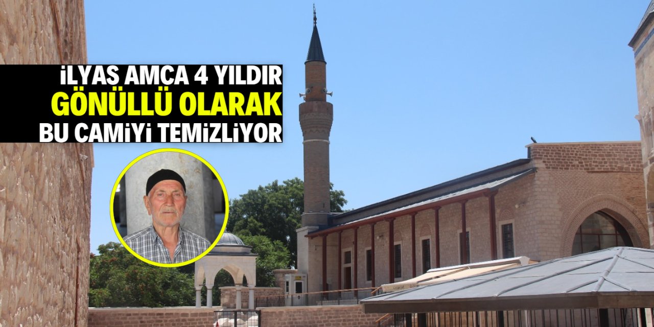 Konya'da depremde kıblesi kayan camiyi 4 yıldır temizliyor!