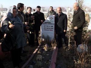 Gazeteci Erdoğmuş Mezarı Başında Anıldı