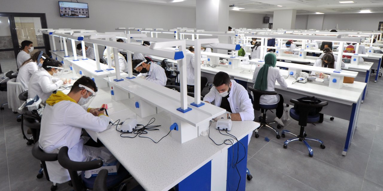 NEÜ Diş Hekimliği Fakültesi'ne tam akreditasyon