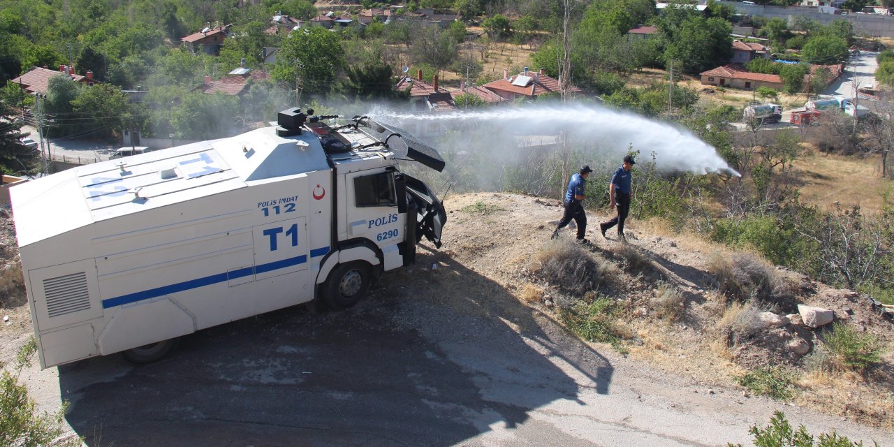 'Tavusbaba'daki yangına polisten TOMA'lı destek