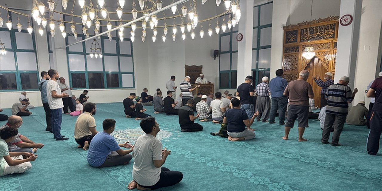 Türkiye'deki orman yangınlarının sona ermesi için camilerde dua edildi