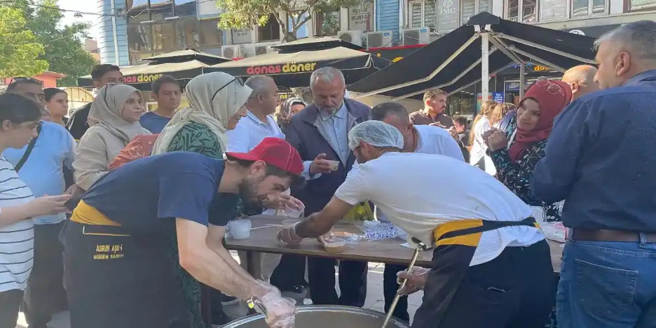 Konya Taşkentliler Kültür ve Dayanışma Derneği 2 bin kişiye aşure dağıttı