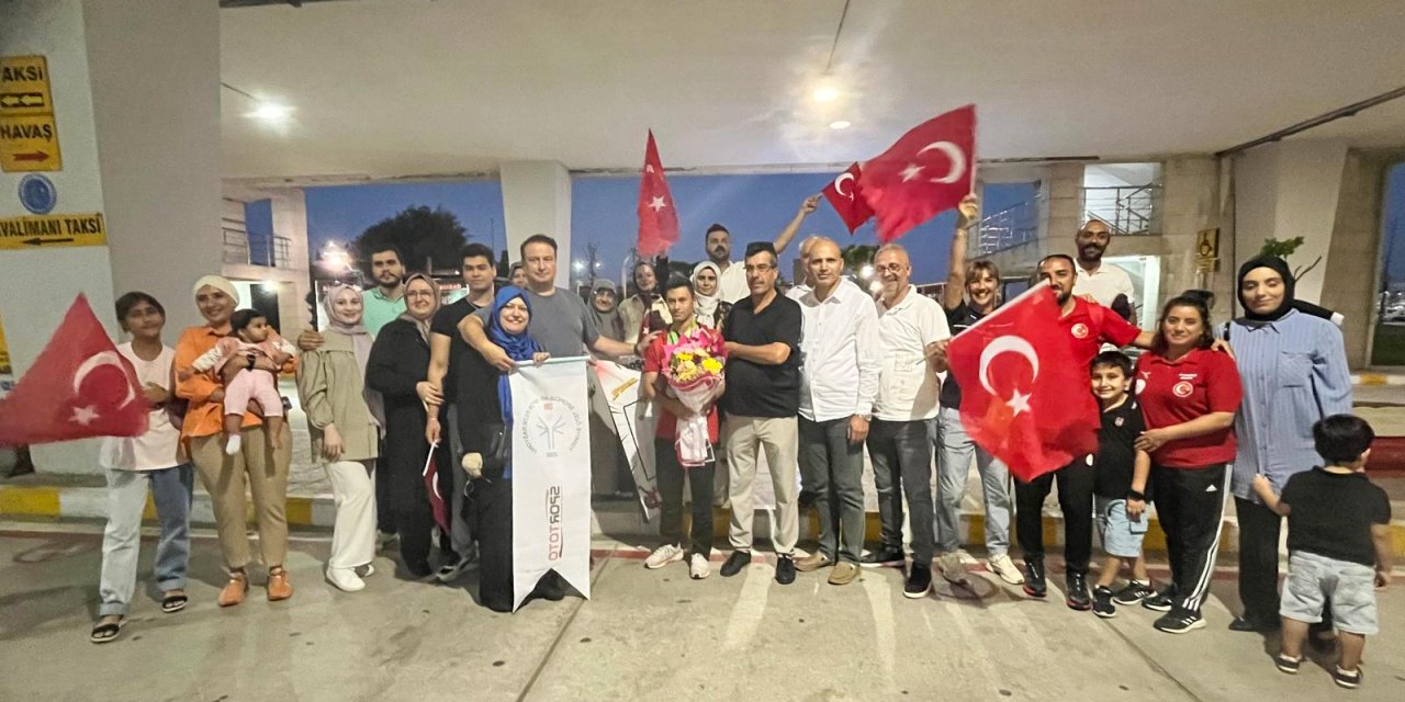 Şampiyon Muhammed  coşkuyla karşılandı
