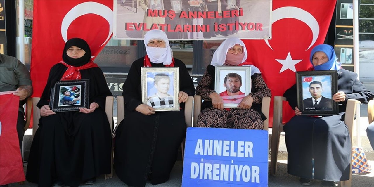 Muş'ta evlatlarına kavuşmak isteyen aileler, DEM Parti önündeki eylemlerini sürdürdü