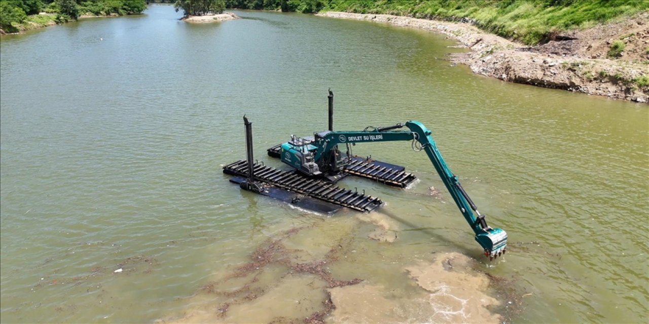 Trabzon'daki Sera Gölü 30 tonluk yüzer iş makinesiyle temizleniyor