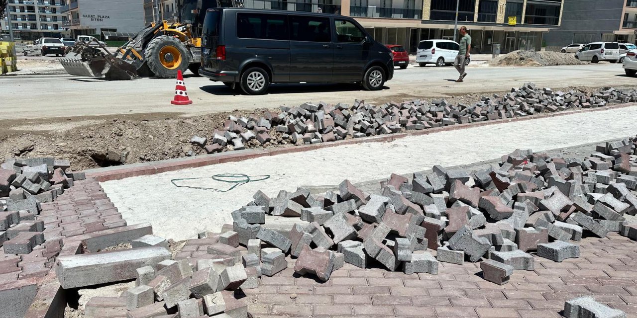 Karatay’da yol ve kaldırım çalışmaları sürüyor
