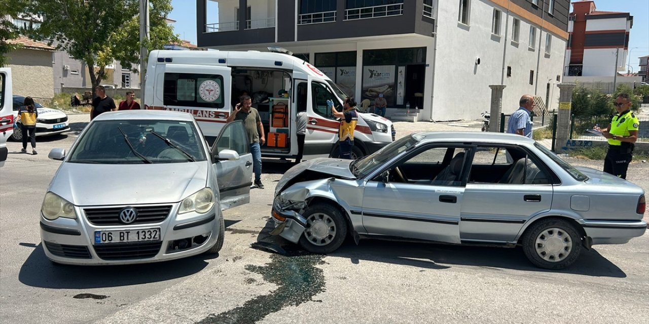 Konya'da iki otomobil çarpıştı, 6 kişi yaralandı