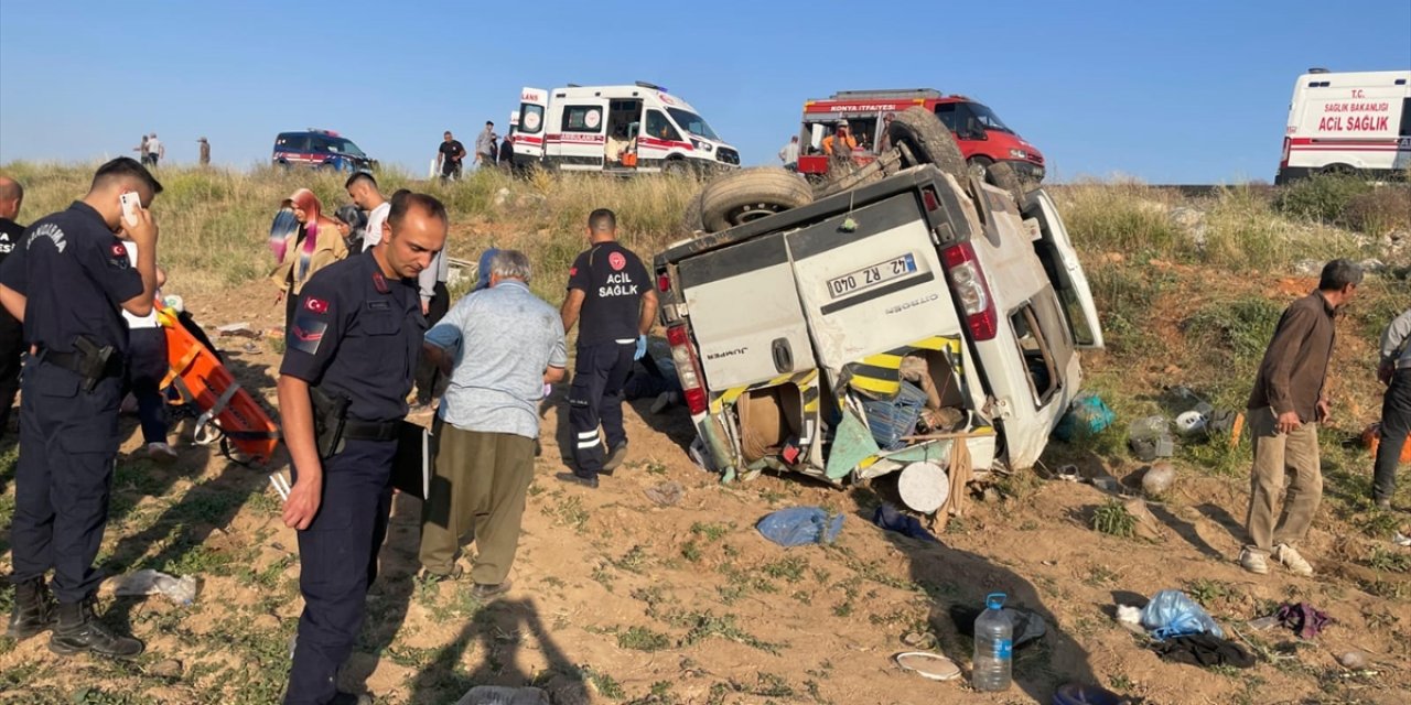 Konya'da tarım işçilerini taşıyan minibüs devrildi, 15 kişi yaralandı