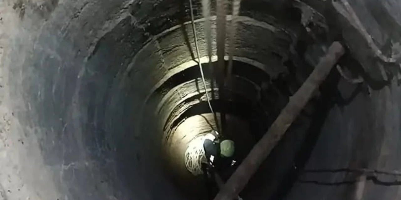 Konya'da kuyuya düşen kediyi itfaiye kurtardı