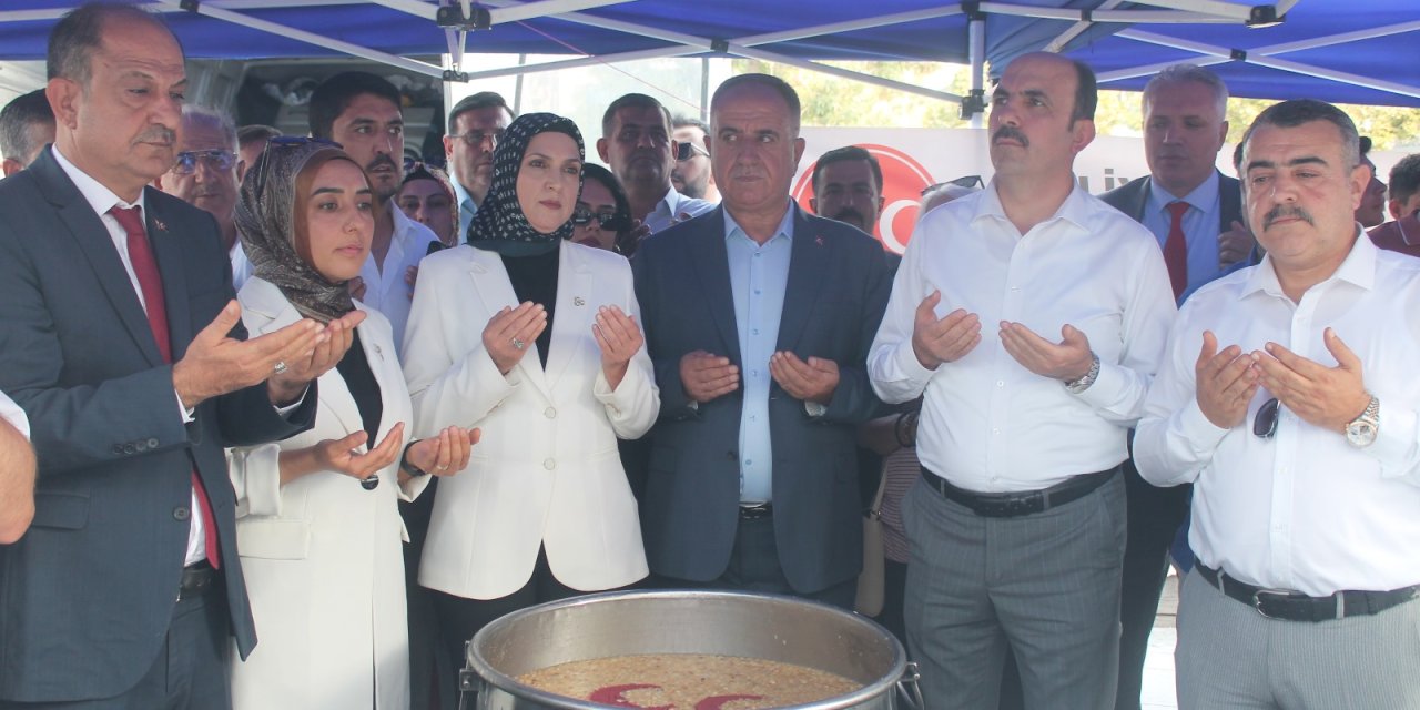 MHP Konya’da vatandaşlara aşure dağıttı