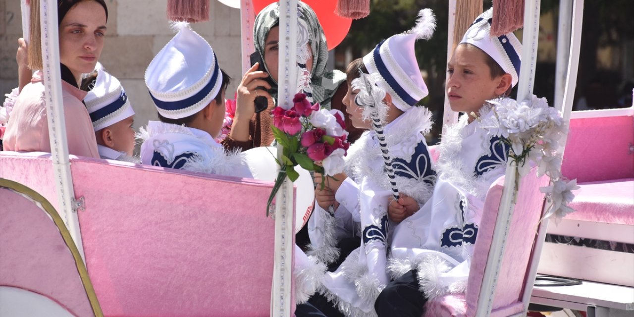 Karaman'da çocuklara gram altın hediye edildi