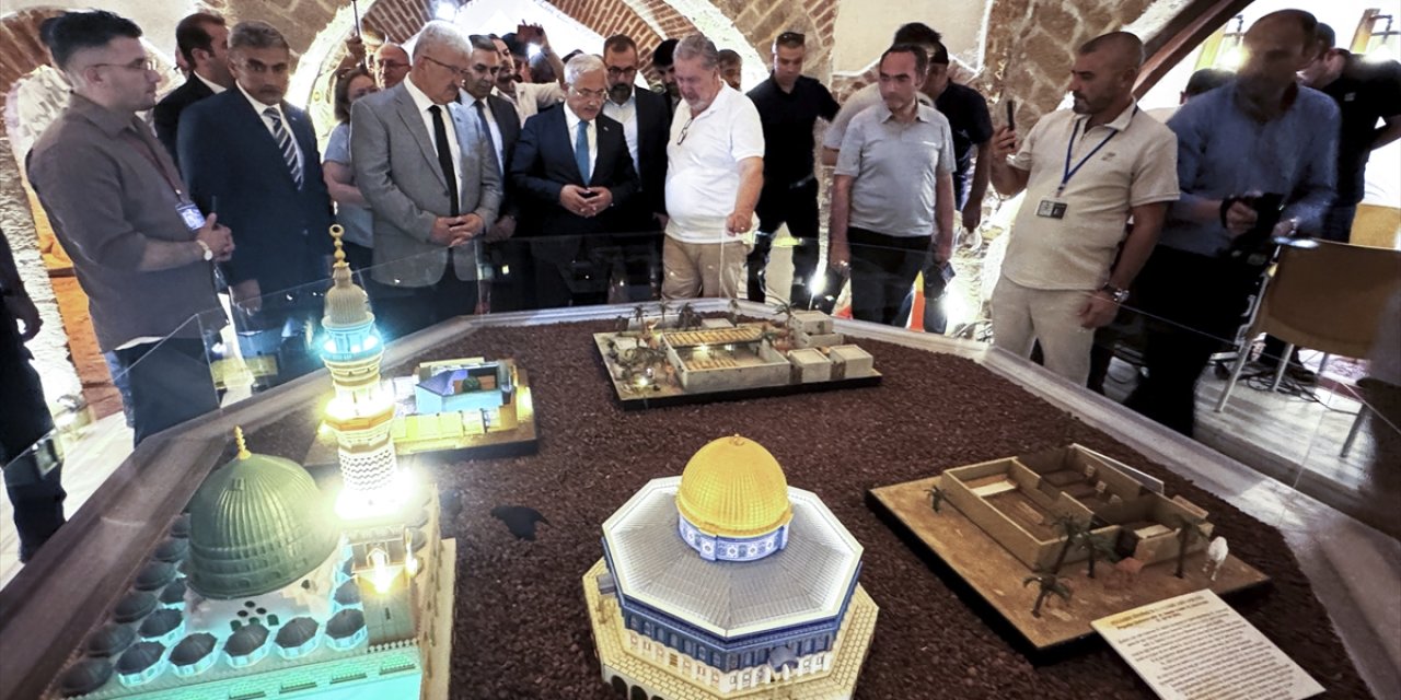 Aksaray'da "Kutsal Emanetler" sergisi ziyarete açıldı
