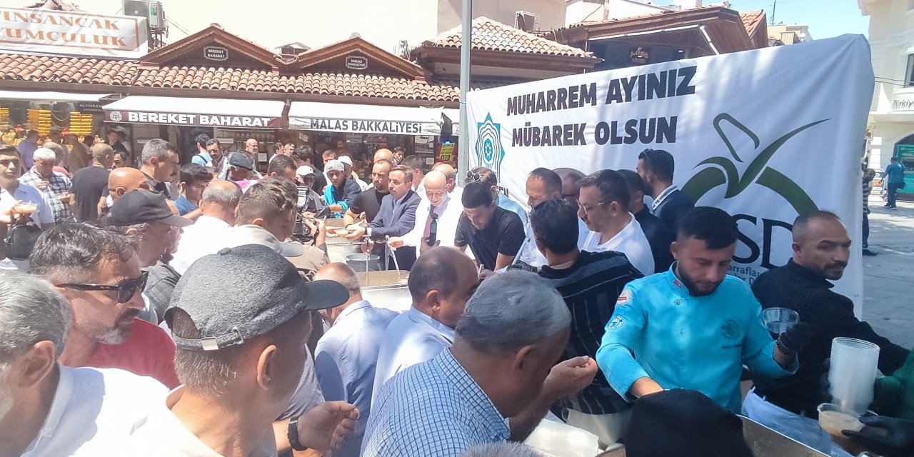 Aziziye Camii'nde bereketli aşure ikramı