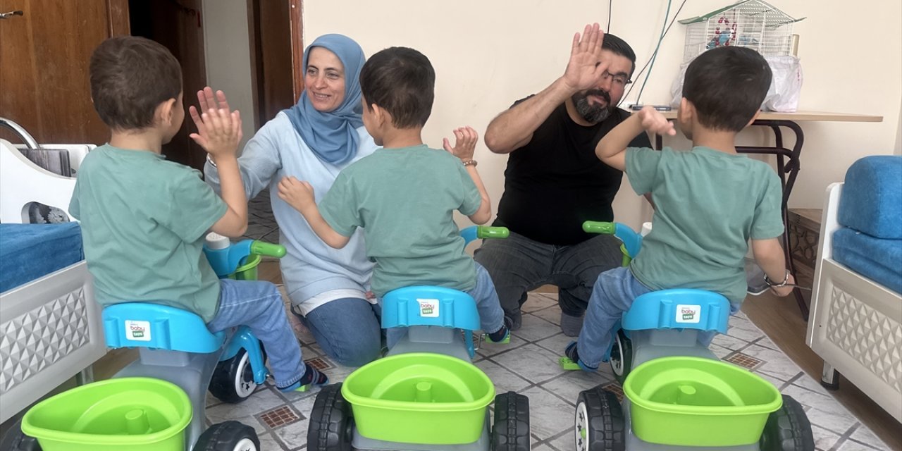 Koruyucu ailesi oldukları üçüzlerle evlerini şenlendirdiler