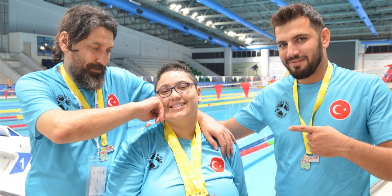 Otizmli ve işitme engelli yüzücü yeni başarılara babasıyla hazırlanıyor