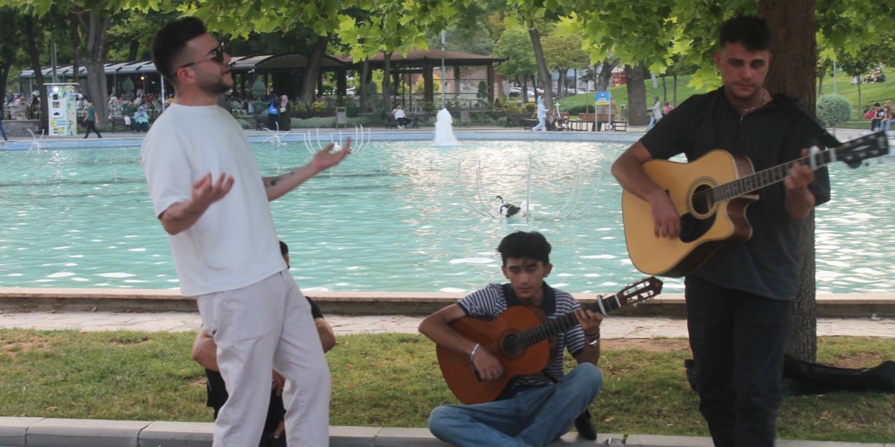 Konya sokakları müzikle şenlendi
