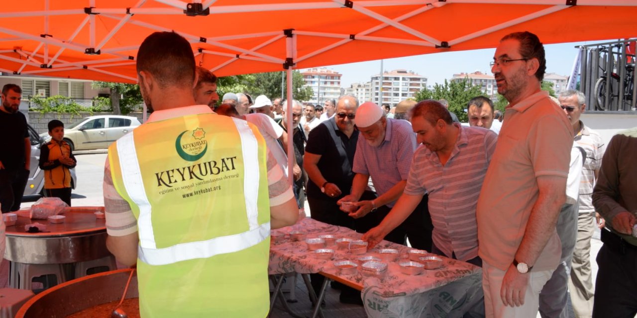 Keykubat Derneği’nden vatandaşlara aşure ikramı