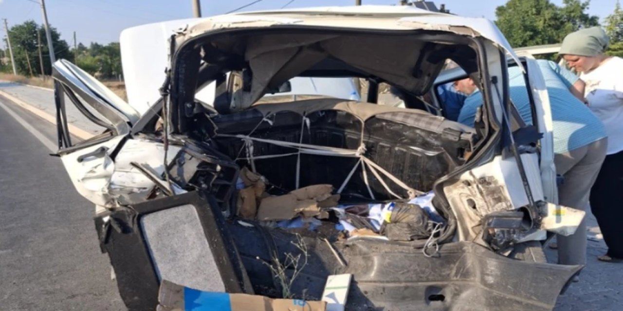 Minibüsün otomobile arkadan çarpması sonucu 3 kişi yaralandı