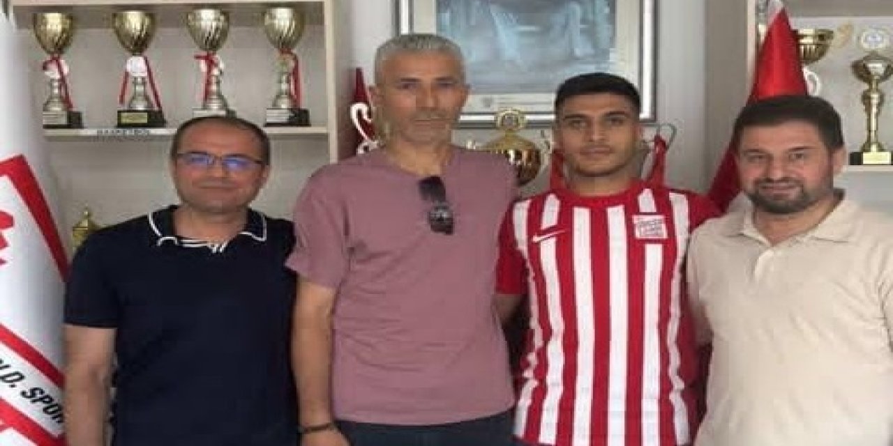 Konyalı futbolcu yeni takımına imzayı attı