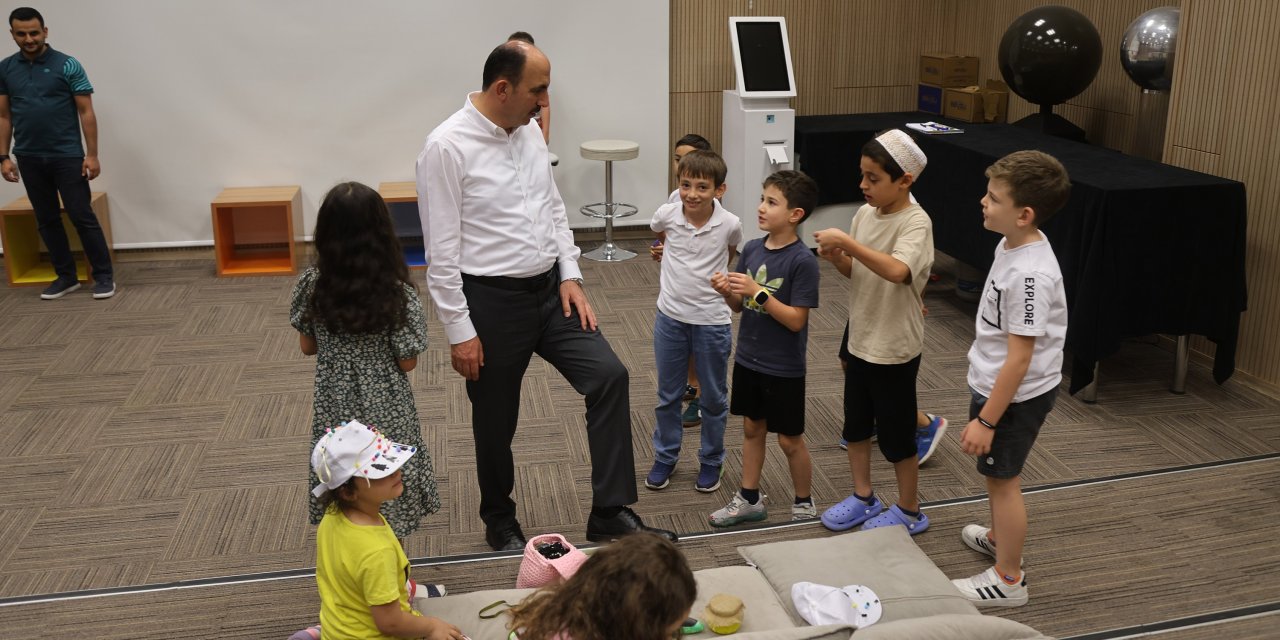 Altay, bilim kampında çocuklarla buluştu