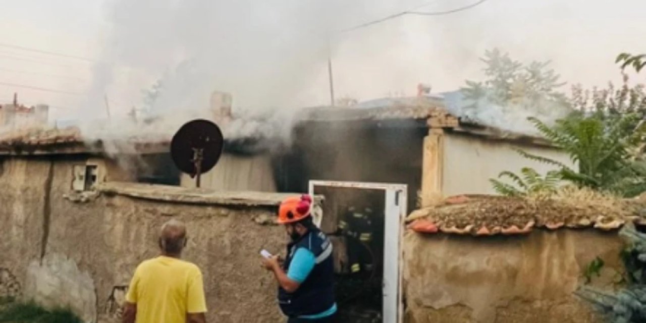 Akşehir’de yanan ev kullanılamaz hale geldi