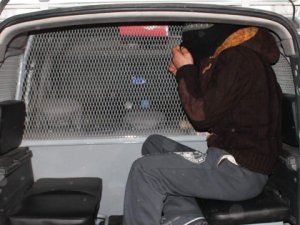 Kız arkadaşımı arıyorum diyerek eve bıçak zoruyla girdi