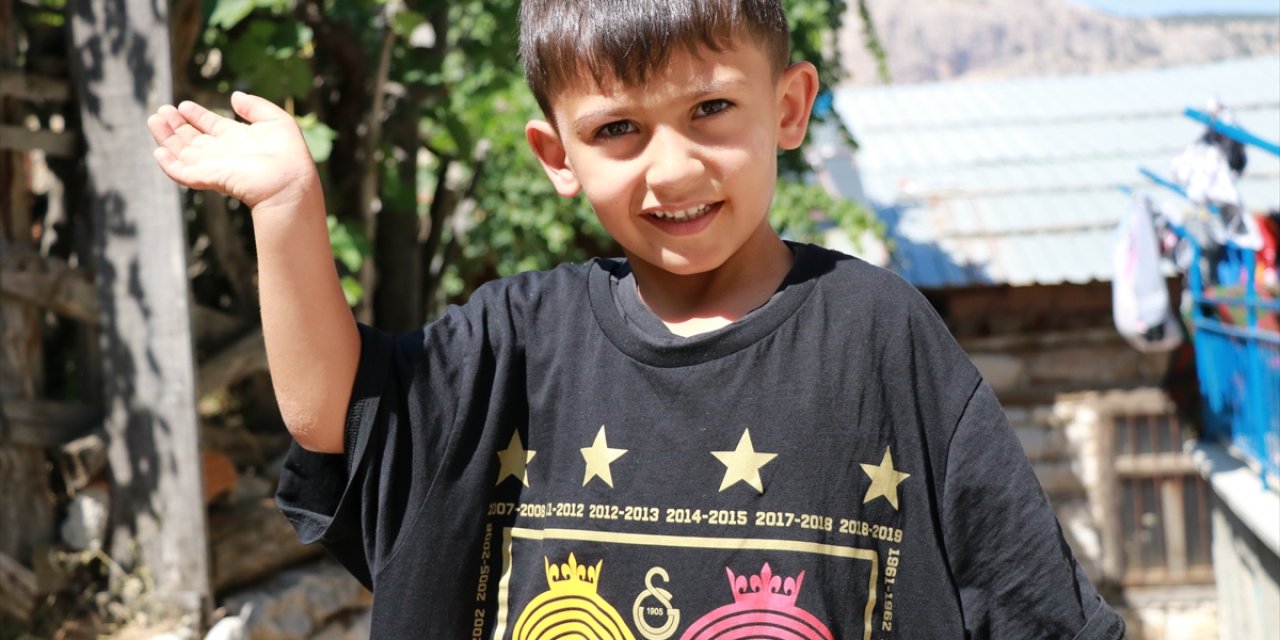 Konyalı gazilerden fanatik Galatasaraylı çocuğa tişört sürprizi