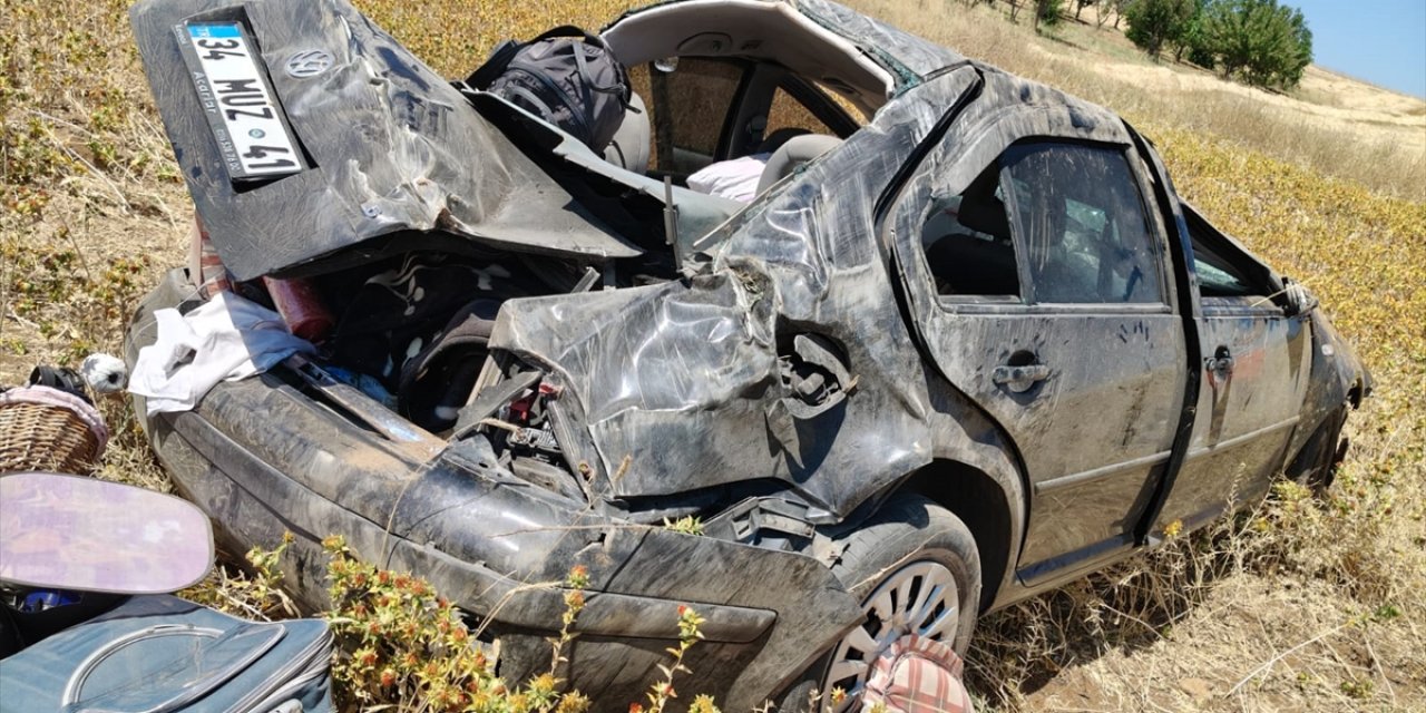 Konya'da tarlaya devrilen otomobildeki 3 kişi yaralandı