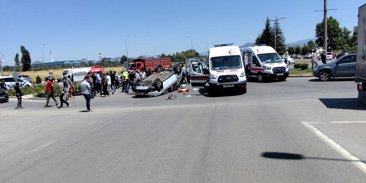 Seydişehir'de iki otomobil çarpıştı, 3 kişi yaralandı