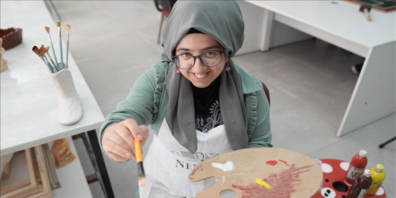 Özel gereksinimli gençten sergi hazırlığı