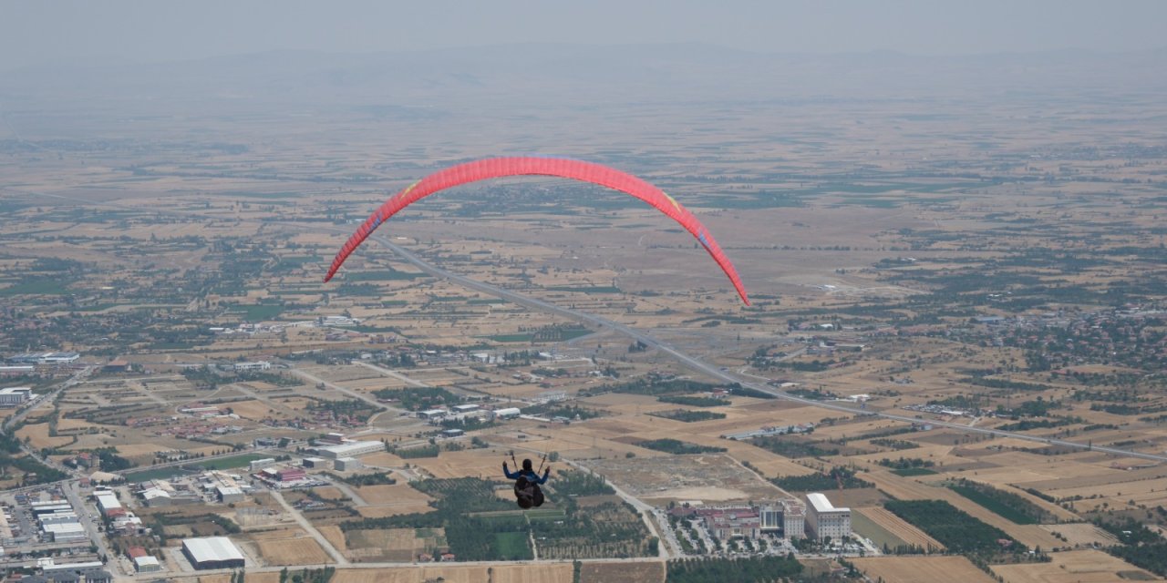 Akşehir'de Paraşüt Yarışması Başladı