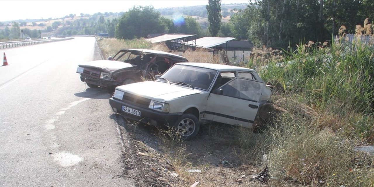 Otomobil park halindeki araca çarptı