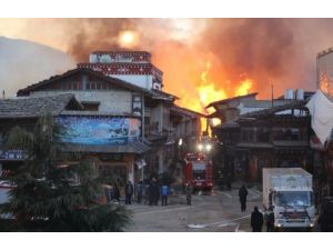 Çin’de Tarihi Tibet Kasabasında Büyük Yangın