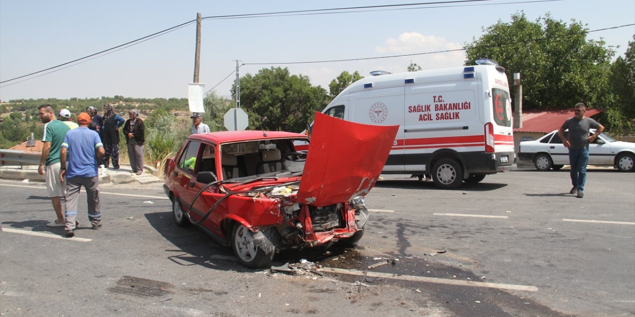Konya'da iki otomobilin çarpışması sonucu 4 kişi yaralandı