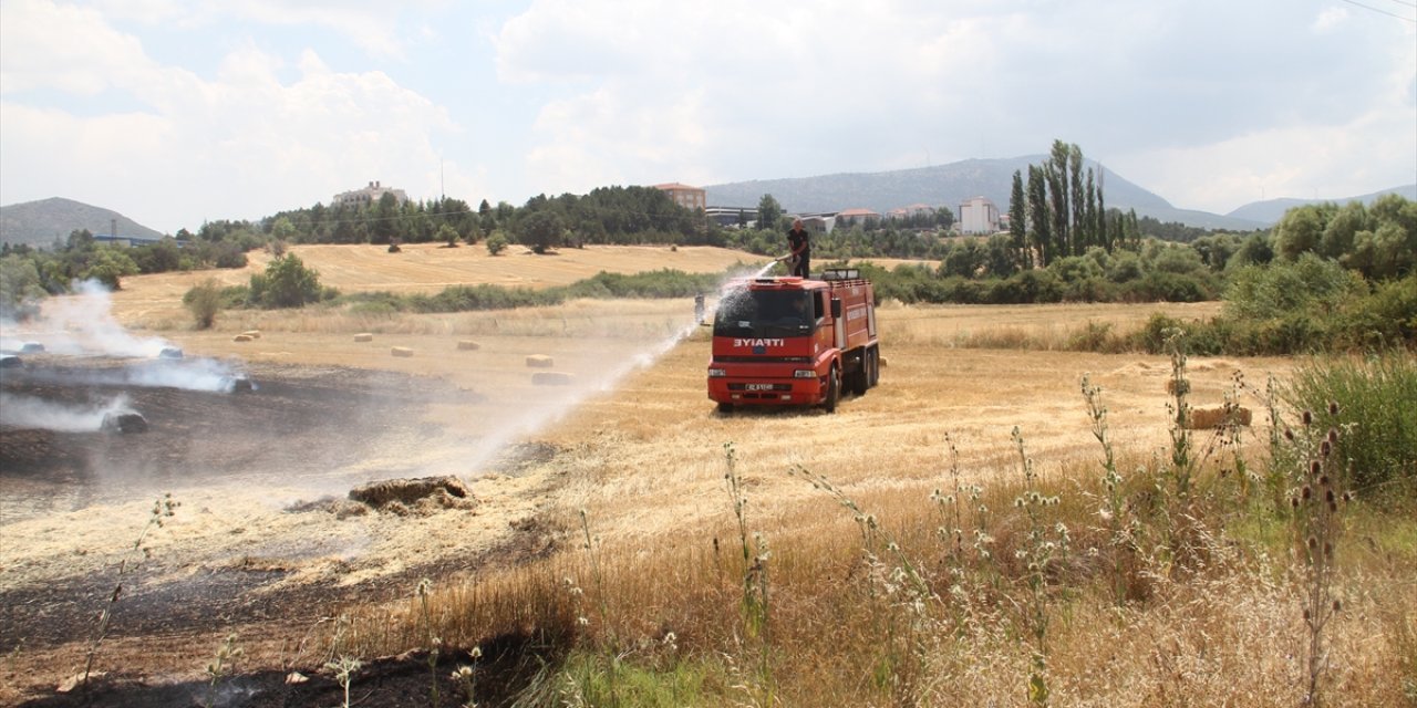 Konya'da ekin tarlasında çıkan yangın büyümeden söndürüldü