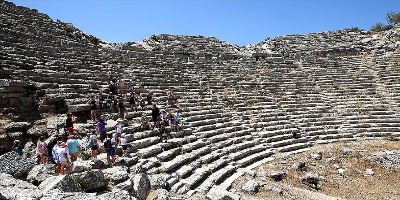 Selge Antik Kenti'nin gönüllü rehberliğini yapan mahalle sakini Yörükler, tarihi değerlere de sahip çıkıyor