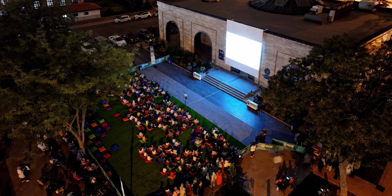 Karatay'dan açık hava sinema keyfi