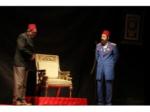 'Eskitilmiş Kılıç' Tiyatro Oyunu İzleyicileri Duygulandırdı
