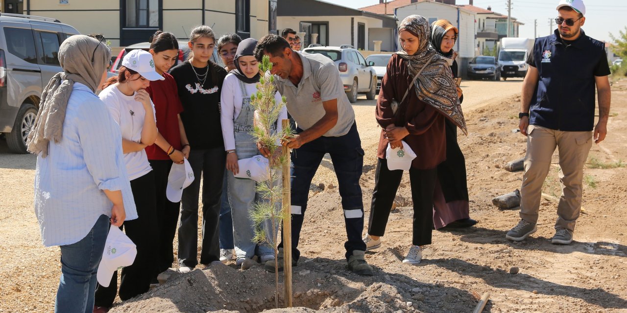Meramlı gençler fidanları toprakla buluşturdu